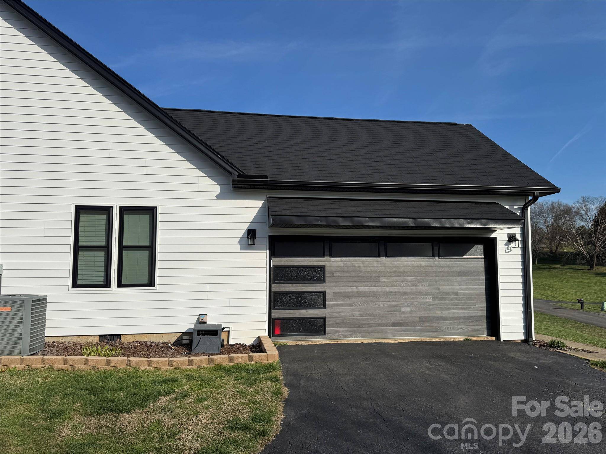60 Golden LN, Leicester, NC 28748