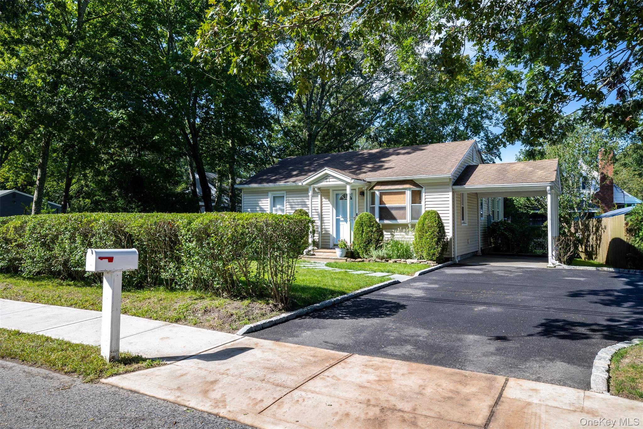 51 Wakeman RD, Hampton Bays, NY 11946