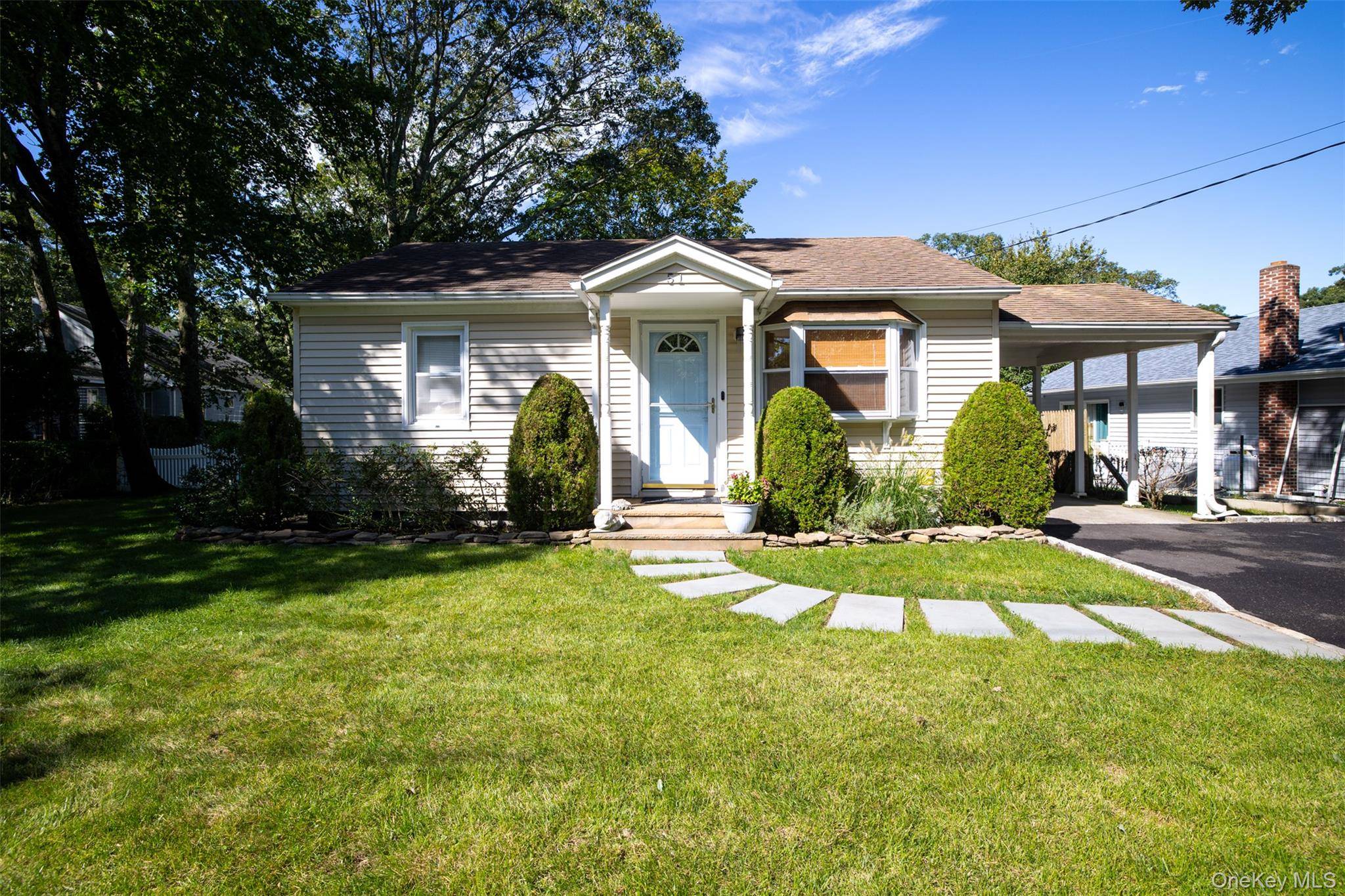 51 Wakeman RD, Hampton Bays, NY 11946