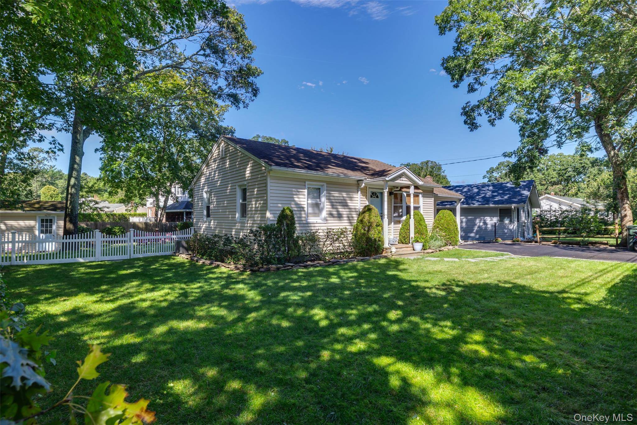 51 Wakeman RD, Hampton Bays, NY 11946