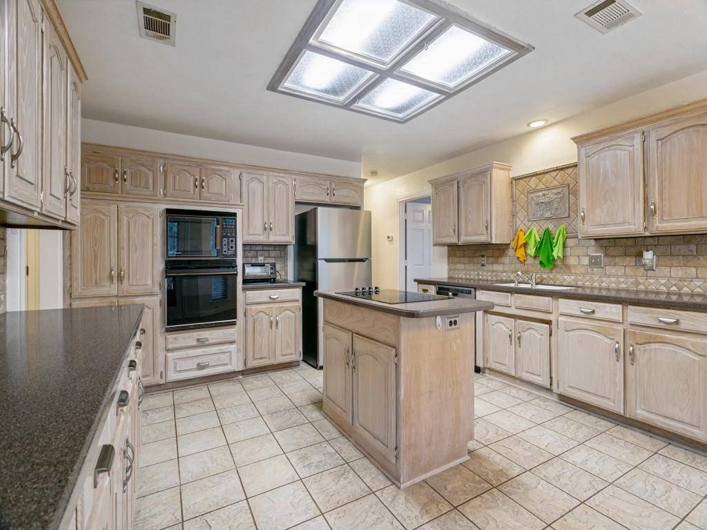 2144 S Winding Creek Drive, Grapevine, TX 76051