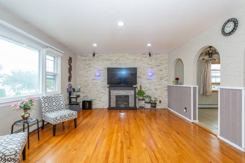 34 Meadow Ln, Clifton City, NJ 07012