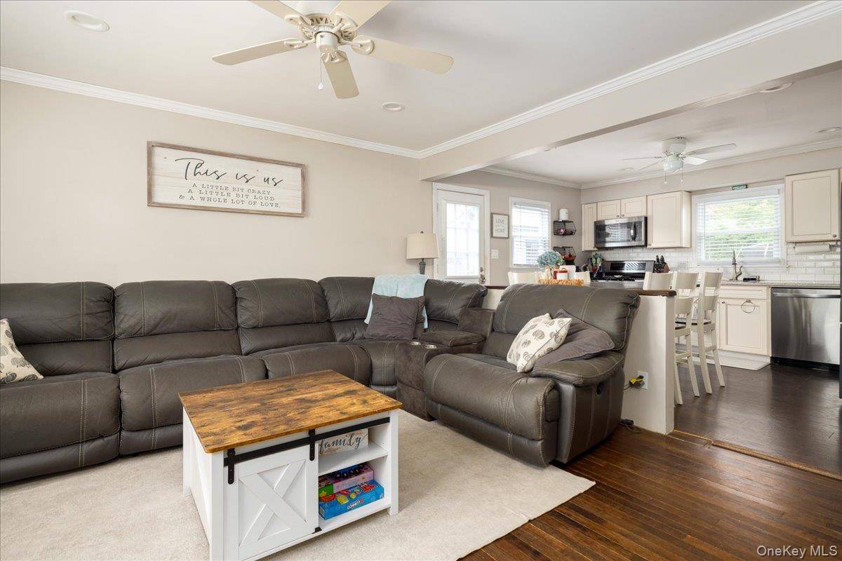 621 N Fulton AVE, Lindenhurst, NY 11757