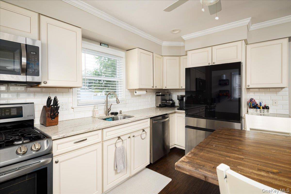 621 N Fulton AVE, Lindenhurst, NY 11757