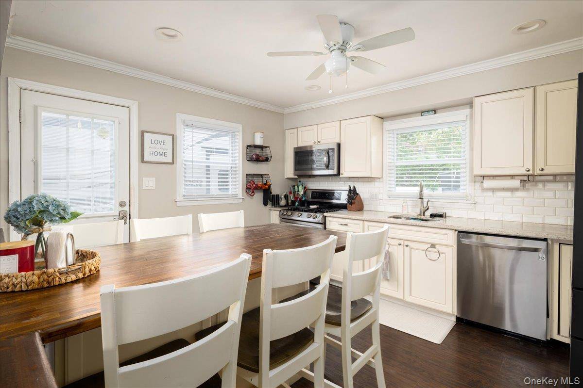621 N Fulton AVE, Lindenhurst, NY 11757