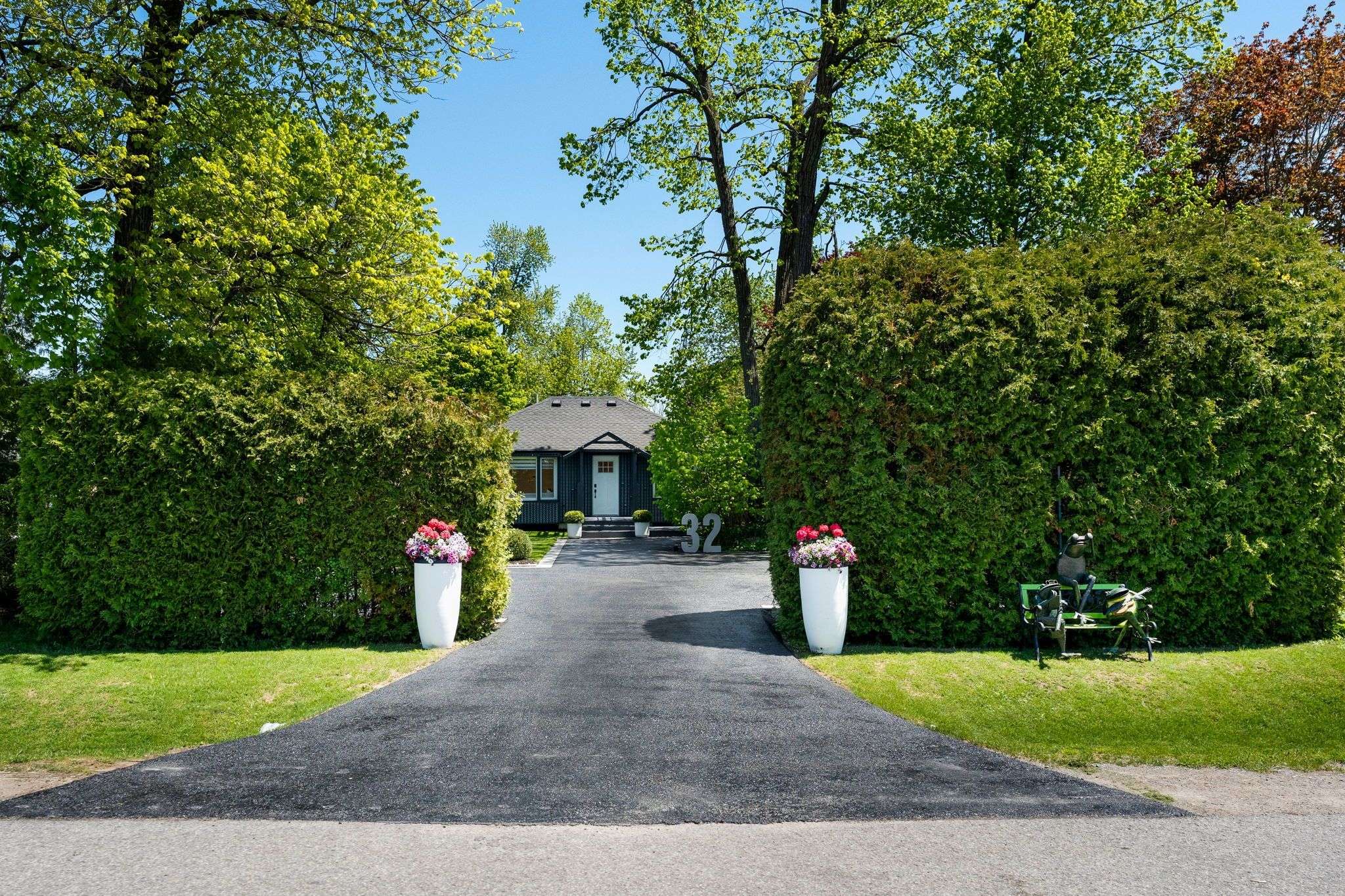 32 Farley CIR, Georgina, ON L0E 1S0
