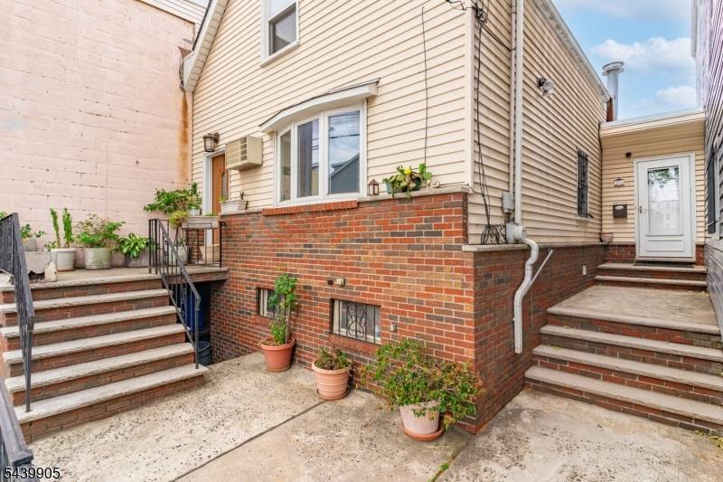 141 Walnut St, Newark City, NJ 07105