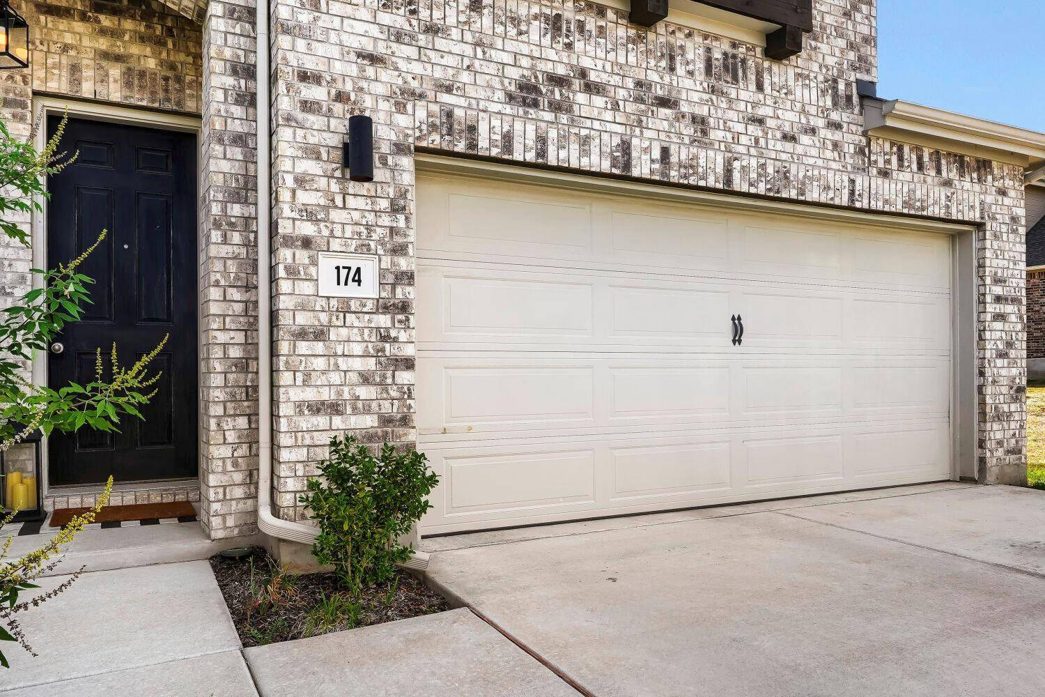 174 Shackleton DR, Kyle, TX 78640