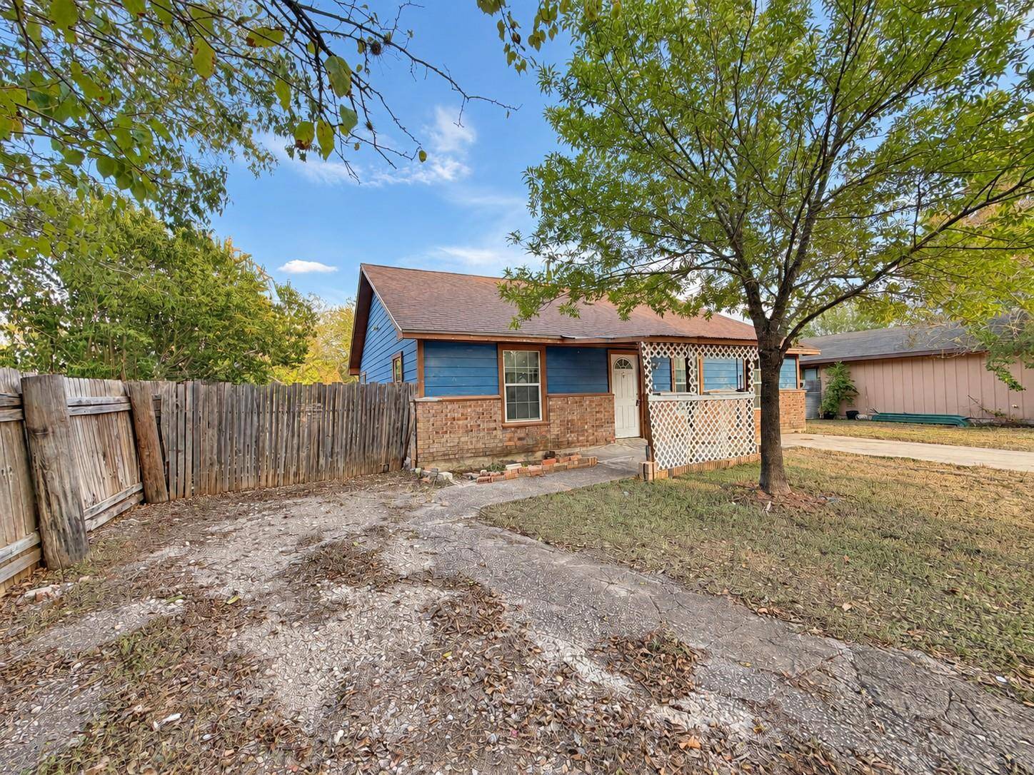 900 Lee LN, Lockhart, TX 78644