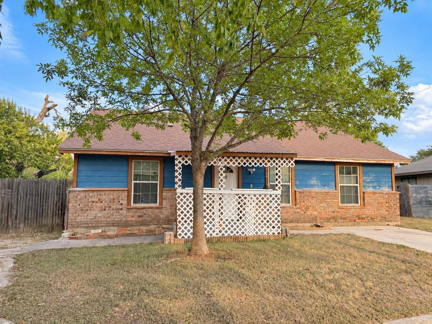 900 Lee LN, Lockhart, TX 78644