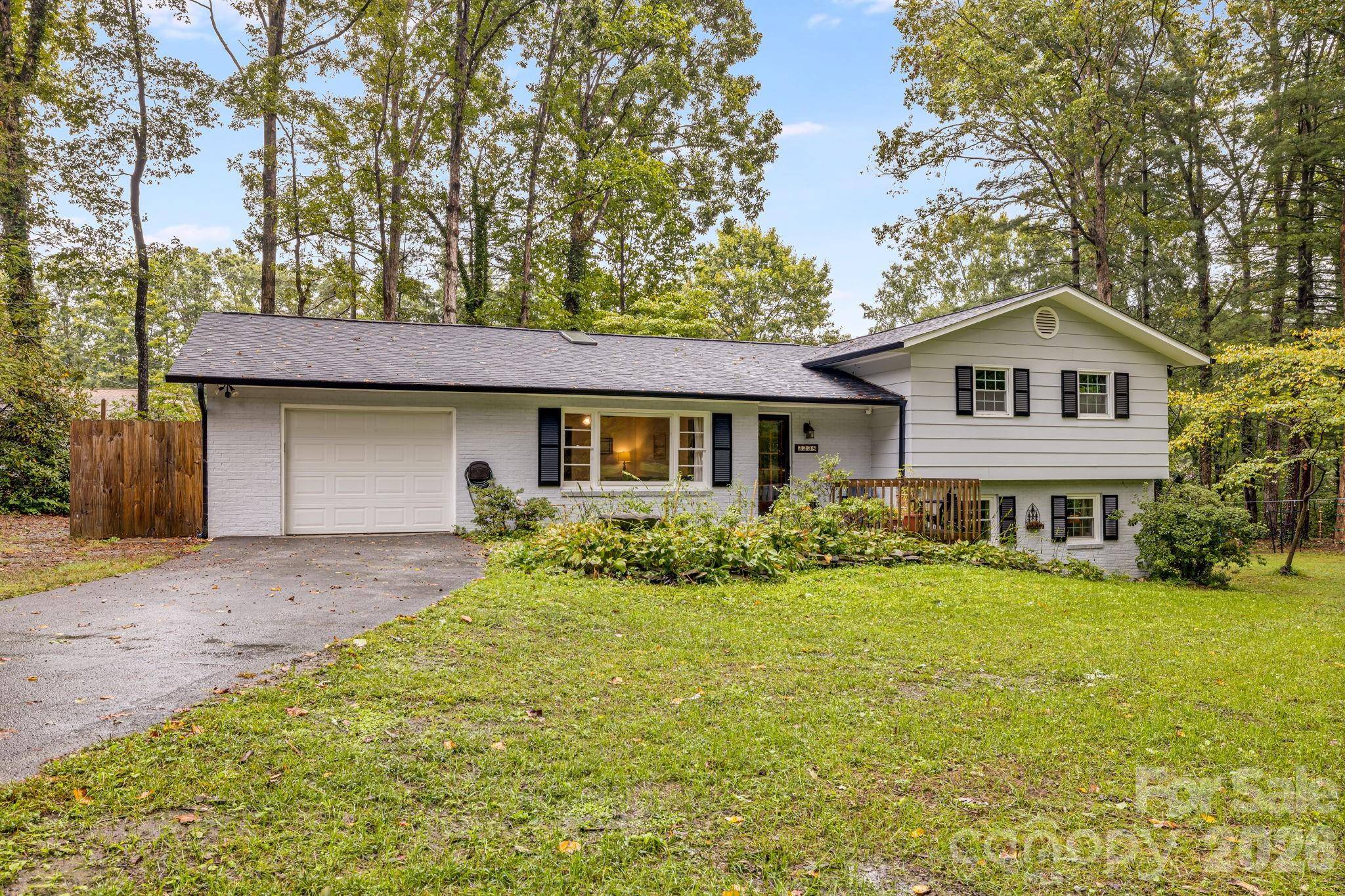 3238 Debbie DR, Hendersonville, NC 28791