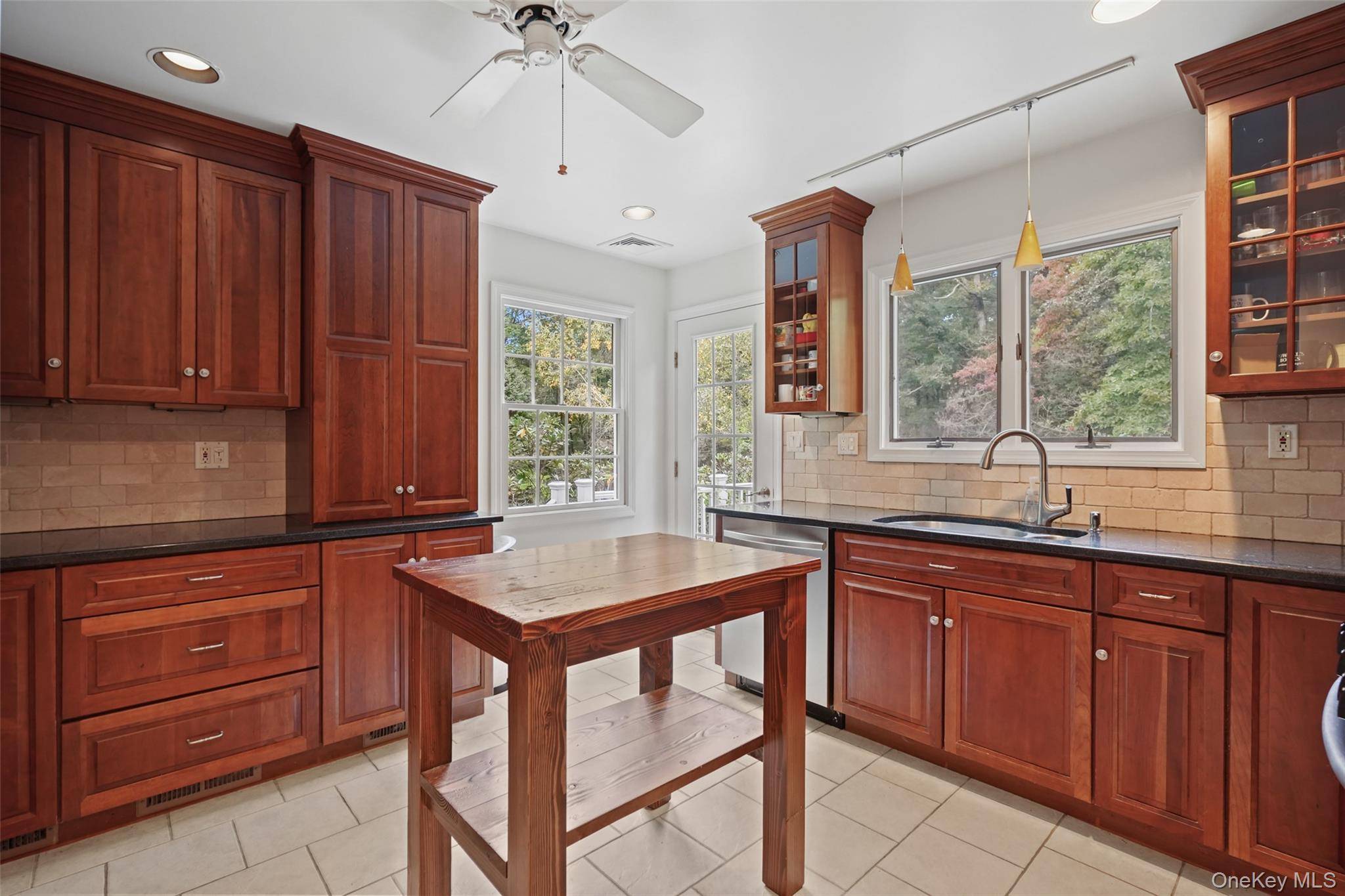 15 Benger RD, Pound Ridge, NY 10576