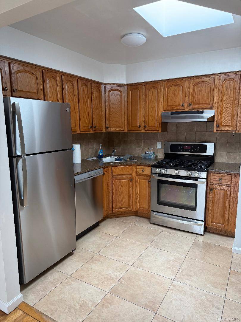 7862 79th PL, Glendale, NY 11385