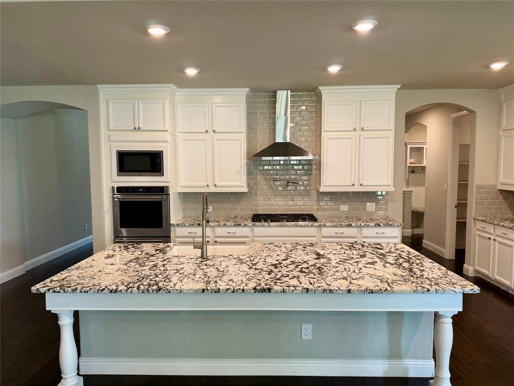 2705 Walnut Creek Lane, The Colony, TX 75056