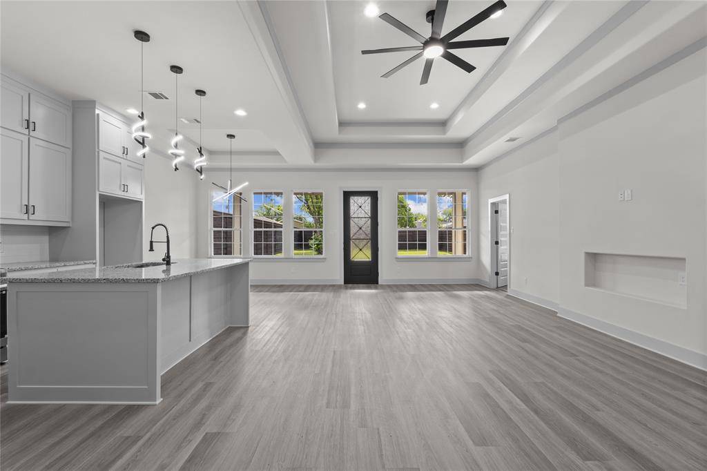 617 N DWIGHT Avenue, Dallas, TX 75211
