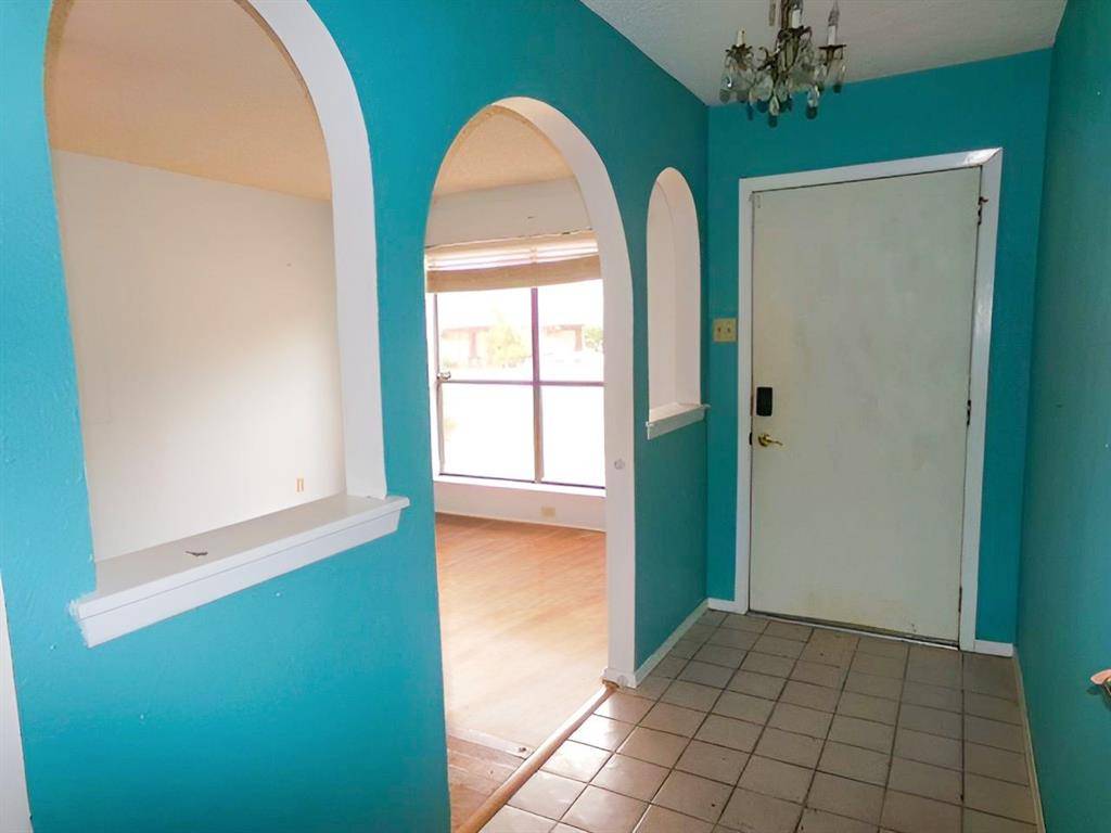 249 Creekwood Drive, Lancaster, TX 75146