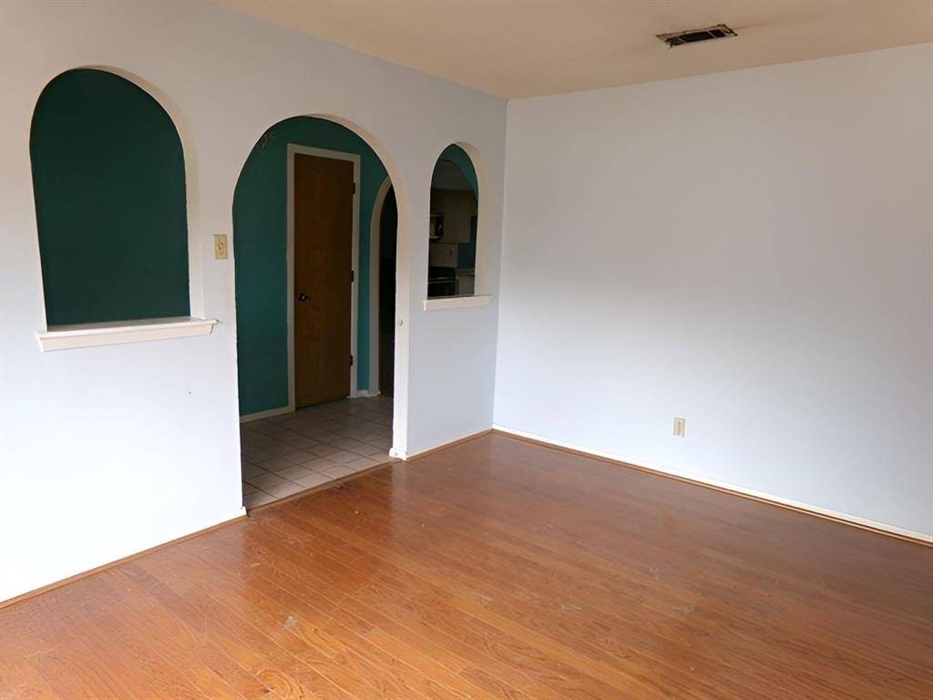 249 Creekwood Drive, Lancaster, TX 75146