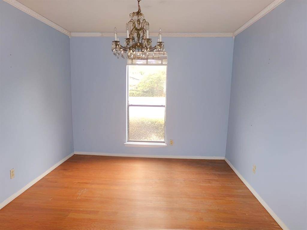 249 Creekwood Drive, Lancaster, TX 75146