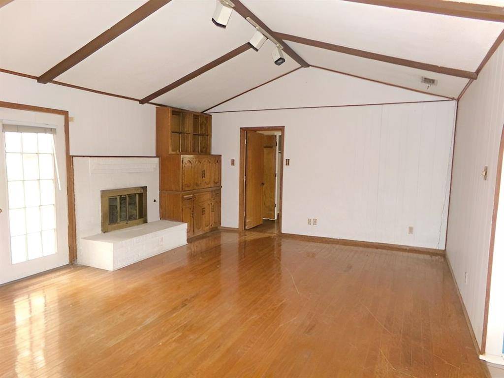 249 Creekwood Drive, Lancaster, TX 75146