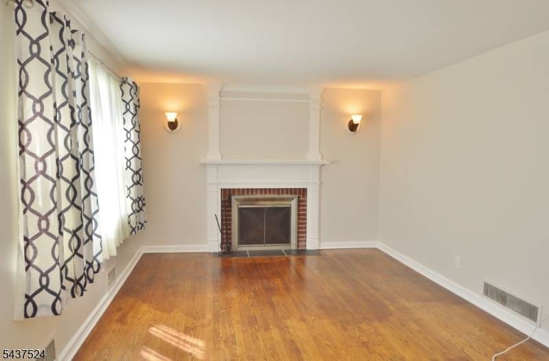 35 Troy Rd, East Hanover Twp., NJ 07936