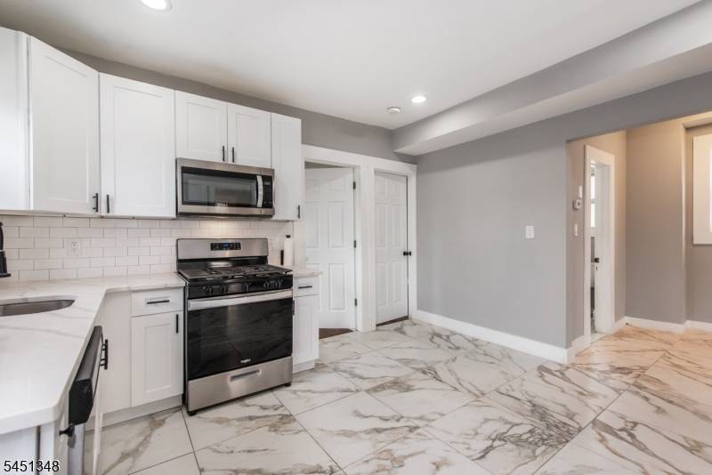 22 Comfort Pl, Clifton City, NJ 07011