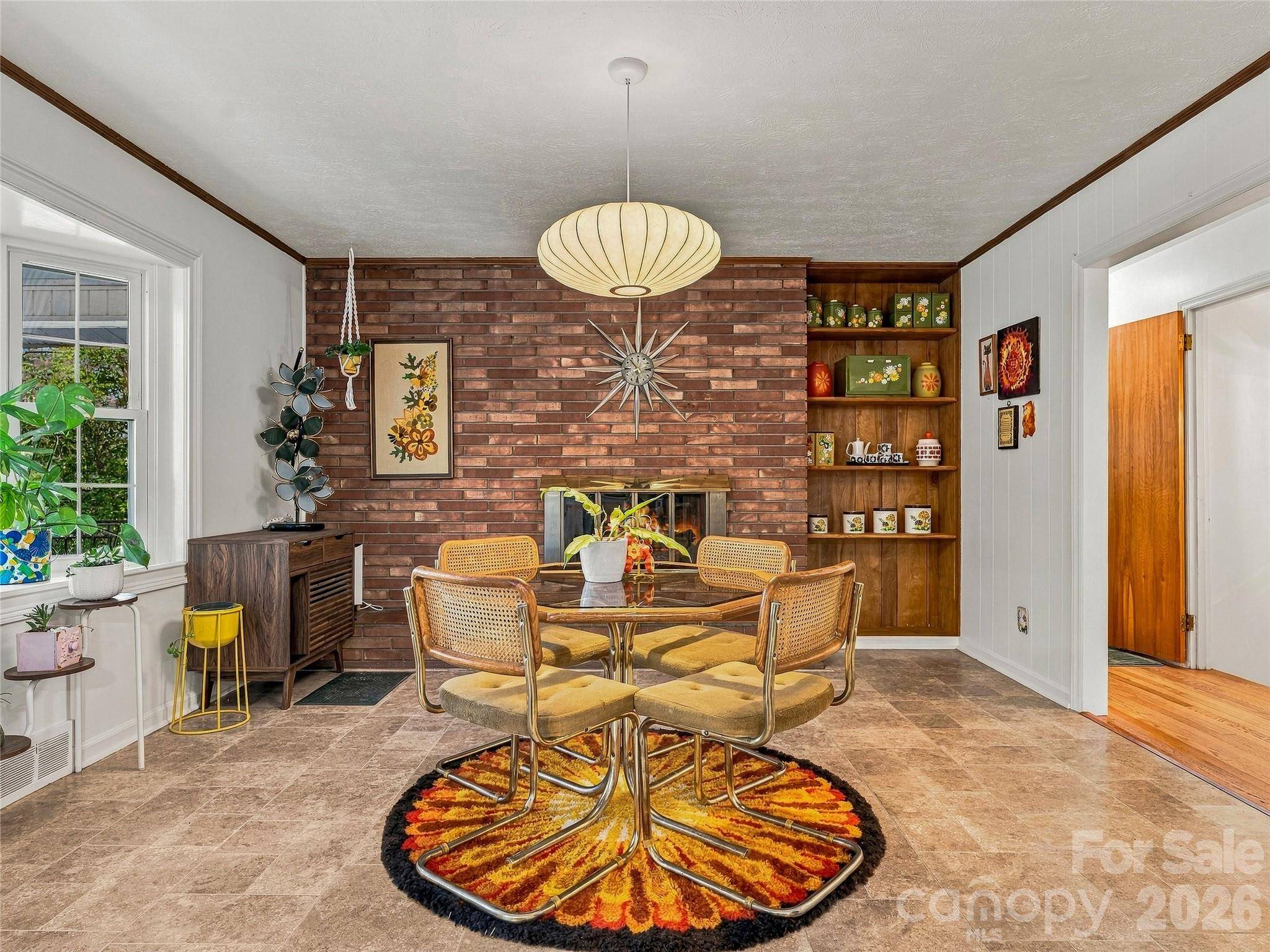 8 Hummingbird LN, Asheville, NC 28806
