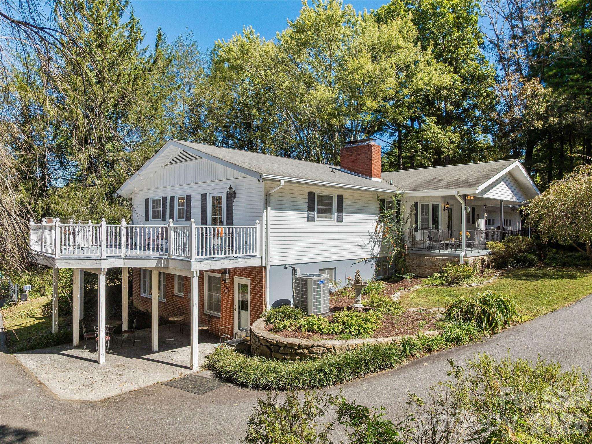 8 Hummingbird LN, Asheville, NC 28806