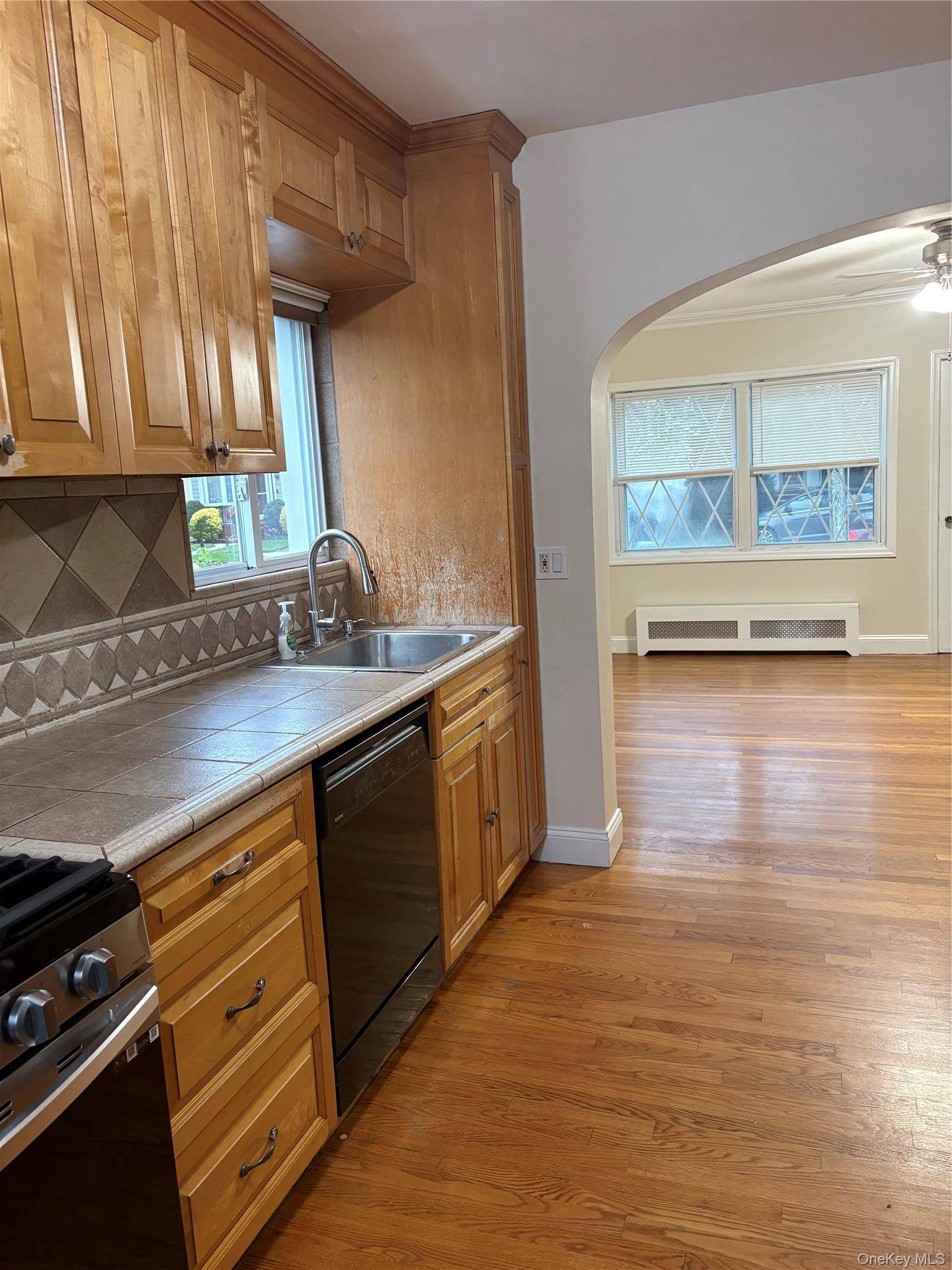 54 Vanderbilt AVE, Floral Park, NY 11001