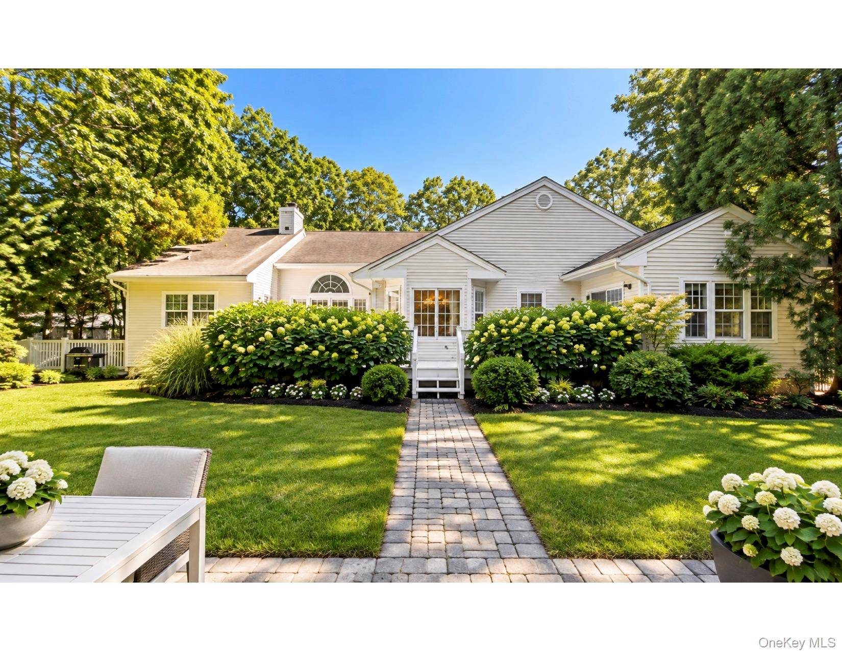 16 Willowood CT, Westhampton, NY 11977
