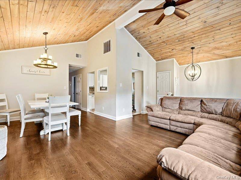 75 Lexington RD, Shirley, NY 11967