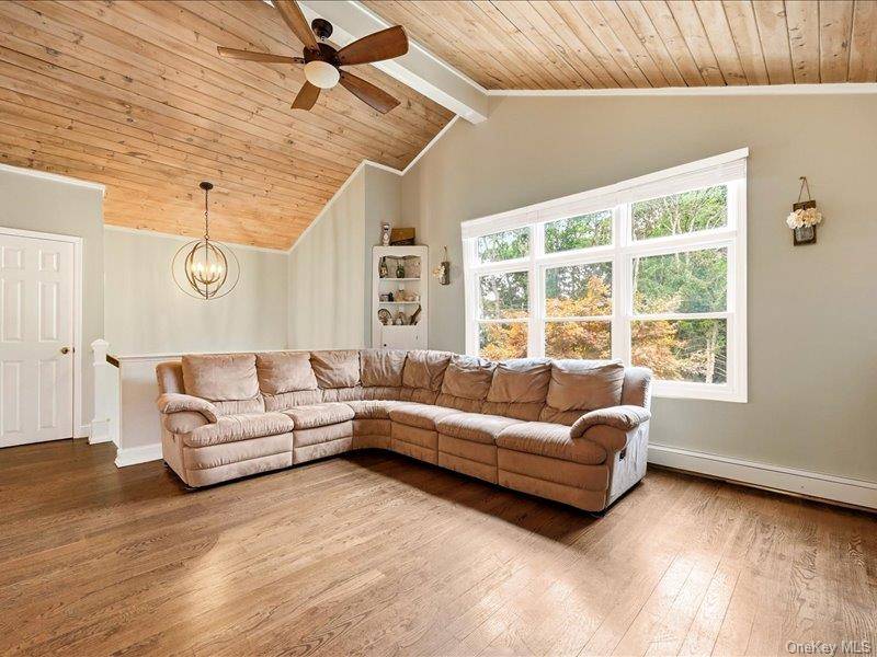 75 Lexington RD, Shirley, NY 11967