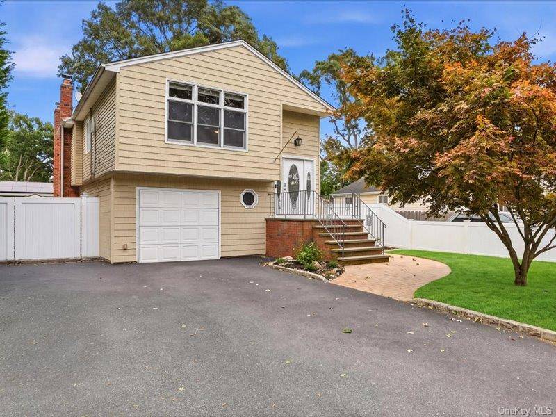 75 Lexington RD, Shirley, NY 11967