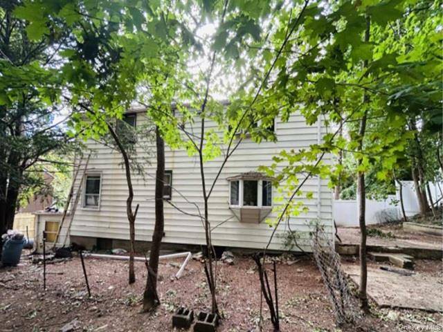 34 St Eleanoras LN, Yonkers, NY 10707