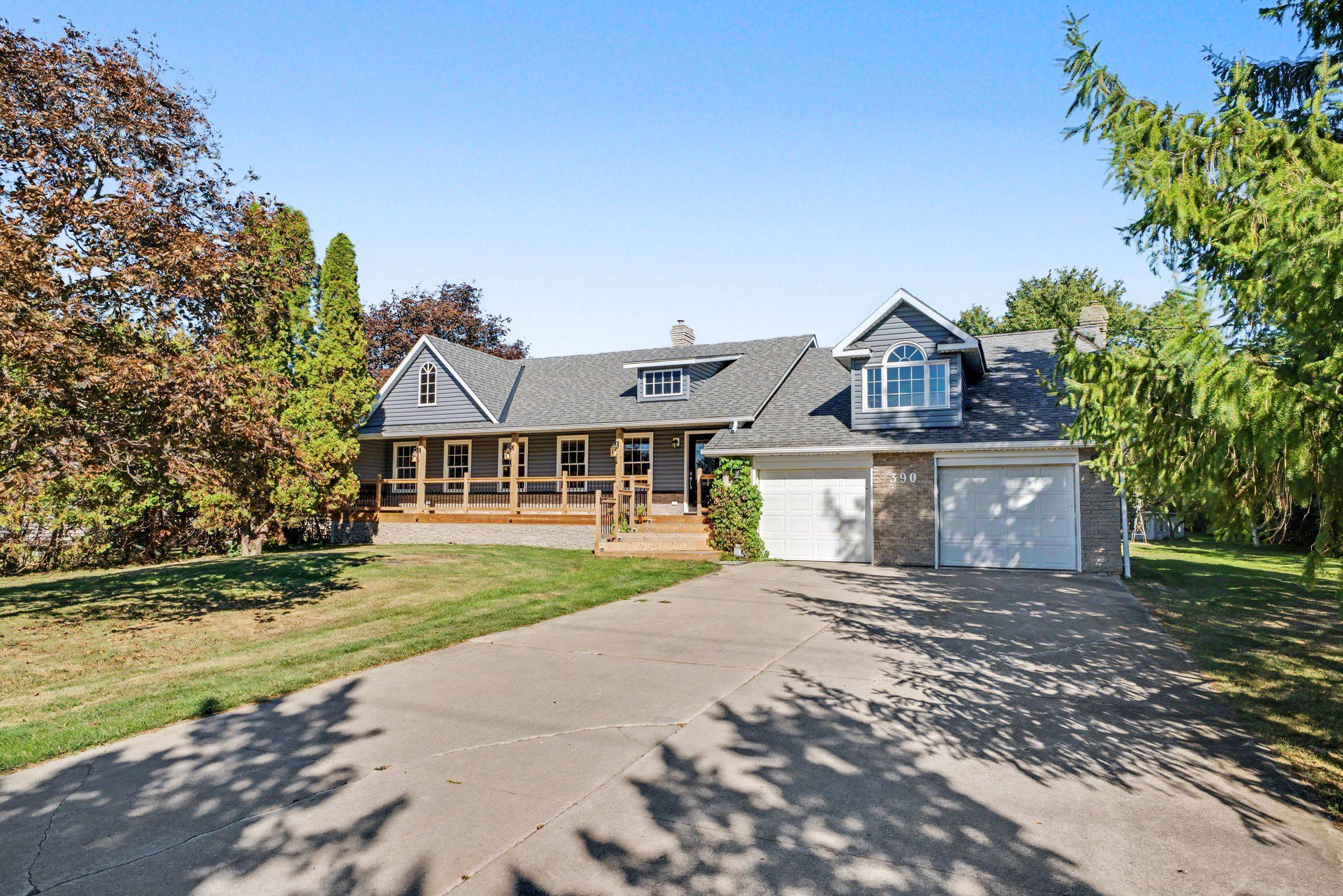 390 Sydenham RD, Hamilton, ON L9H 5E2