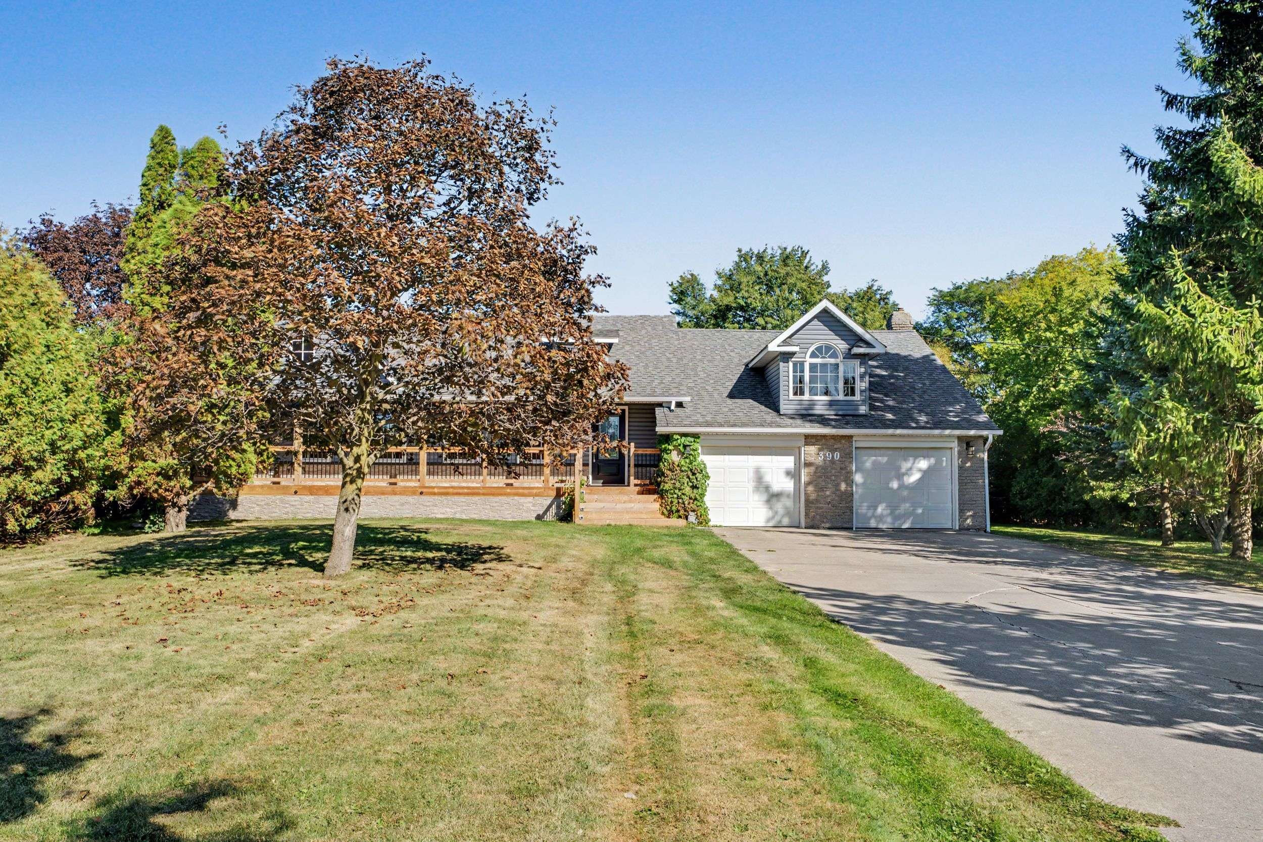 390 Sydenham RD, Hamilton, ON L9H 5E2