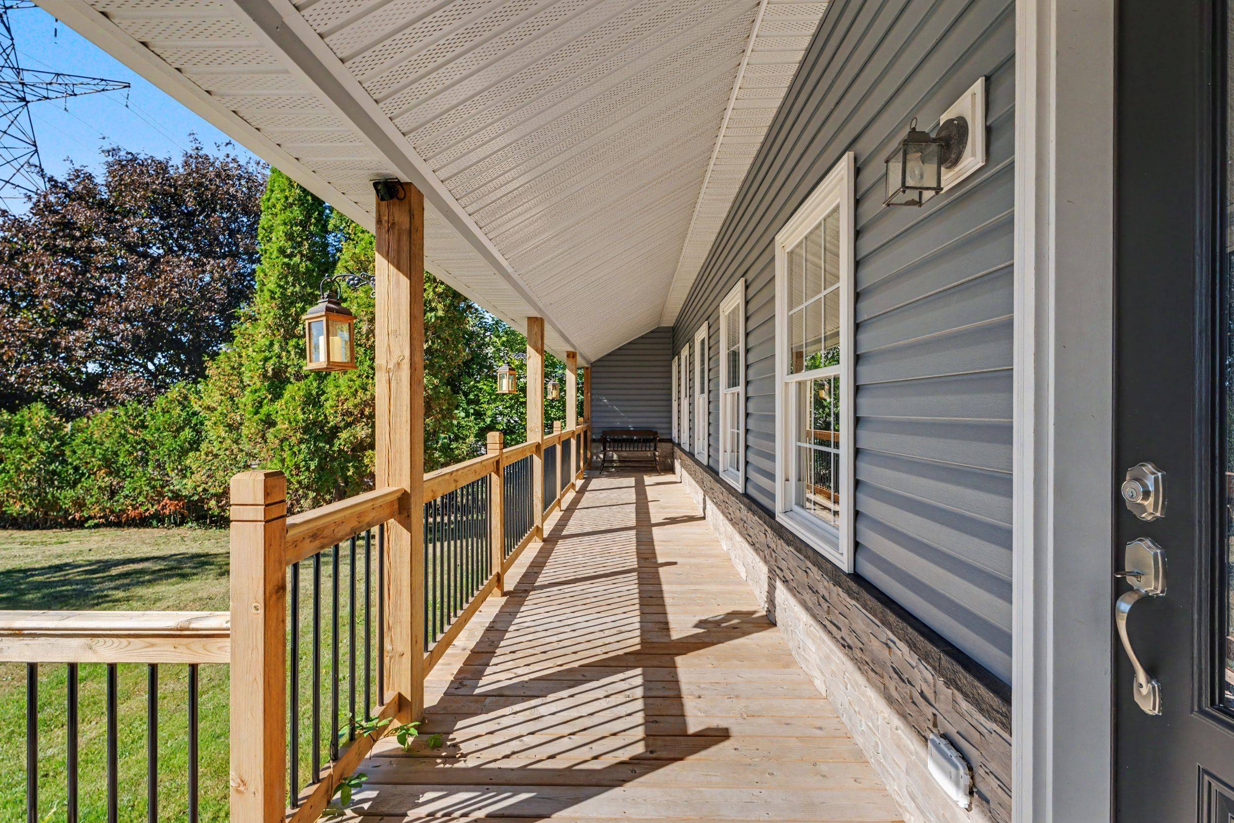 390 Sydenham RD, Hamilton, ON L9H 5E2