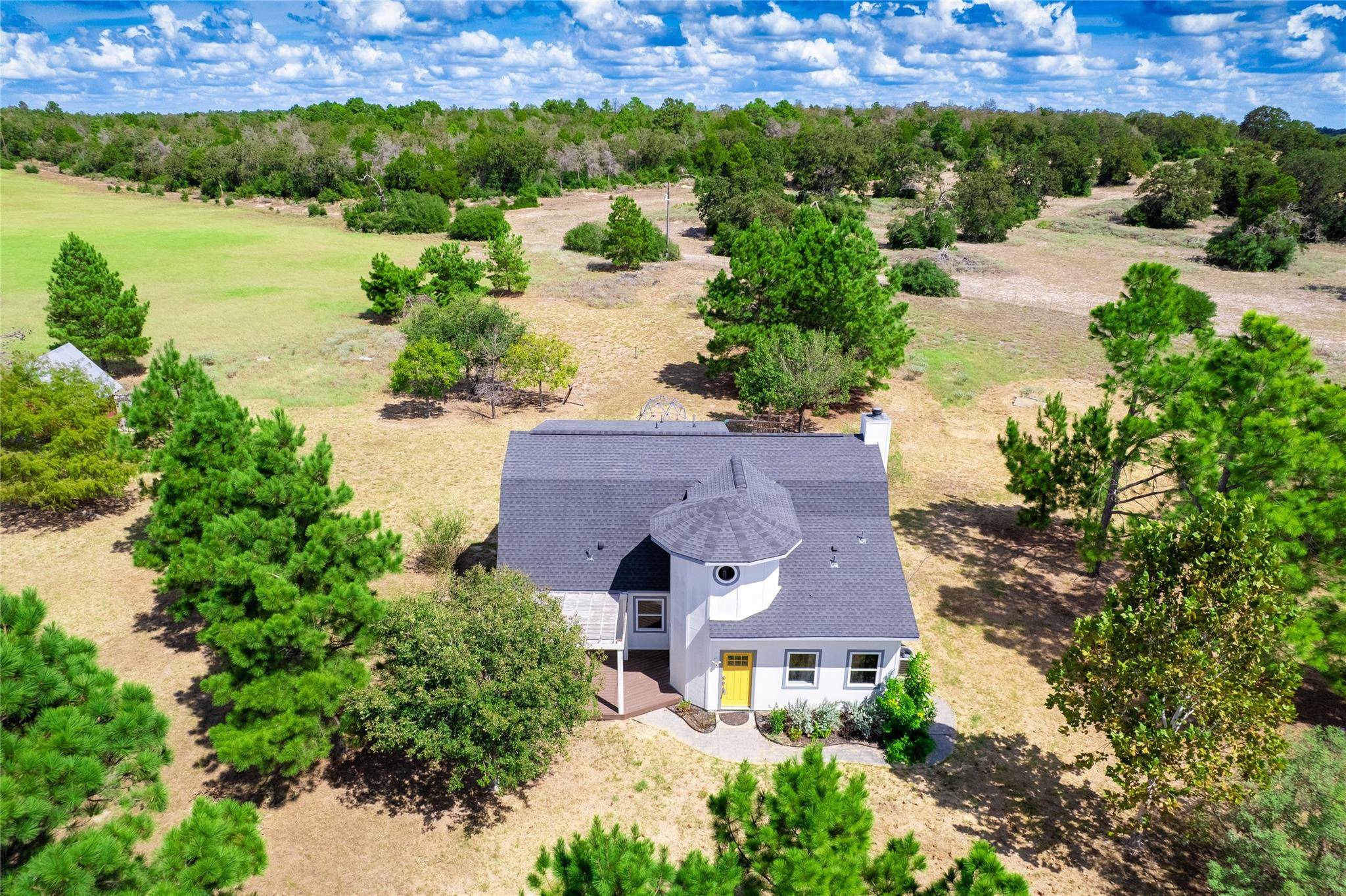 245 Country LN, Mcdade, TX 78650