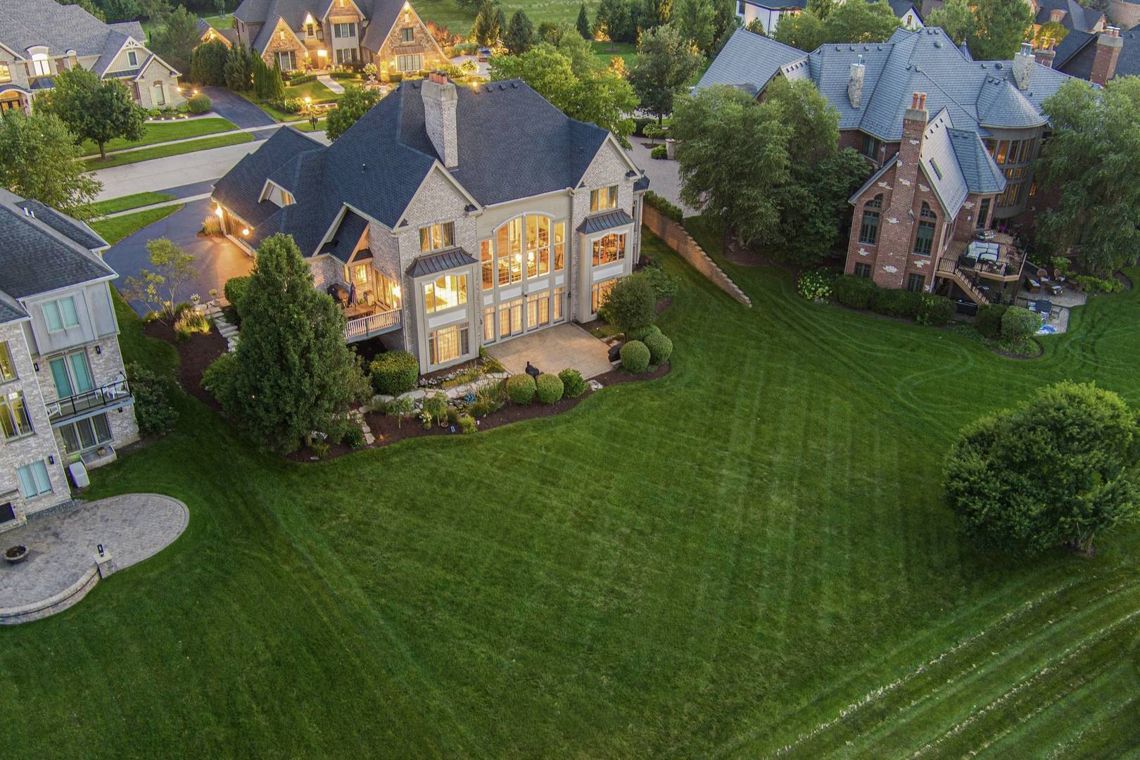39W748 Goldenrod DR, St. Charles, IL 60175
