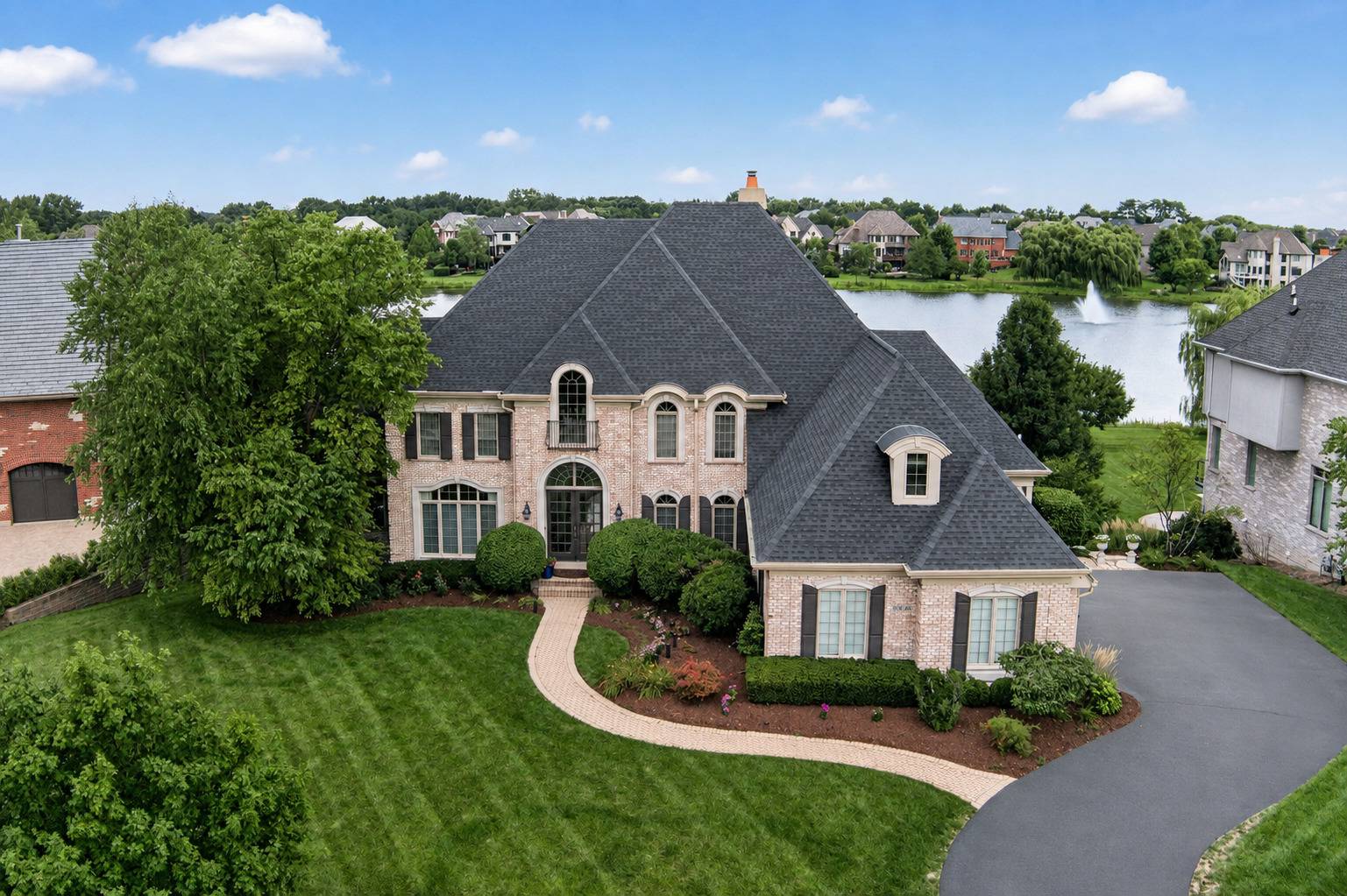 39W748 Goldenrod DR, St. Charles, IL 60175