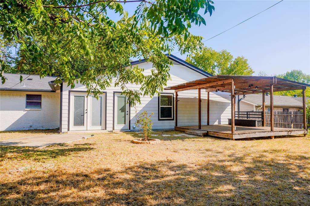313 Boulder Court, Burleson, TX 76028