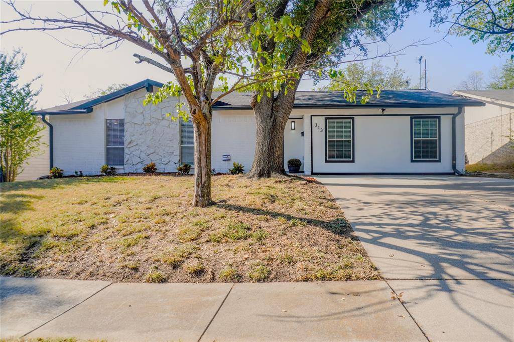 313 Boulder Court, Burleson, TX 76028