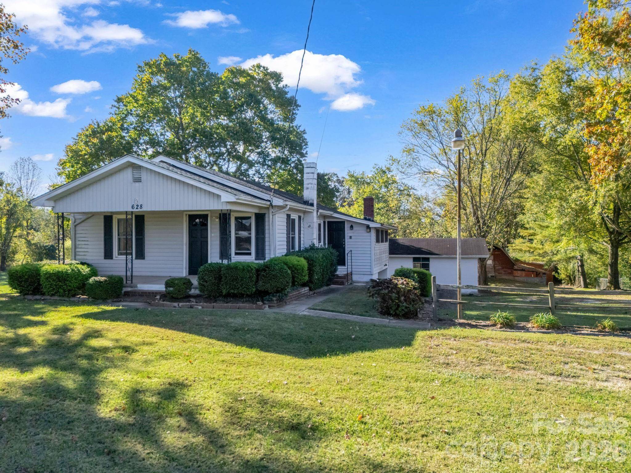 628 New Hope RD, Flat Rock, NC 28731