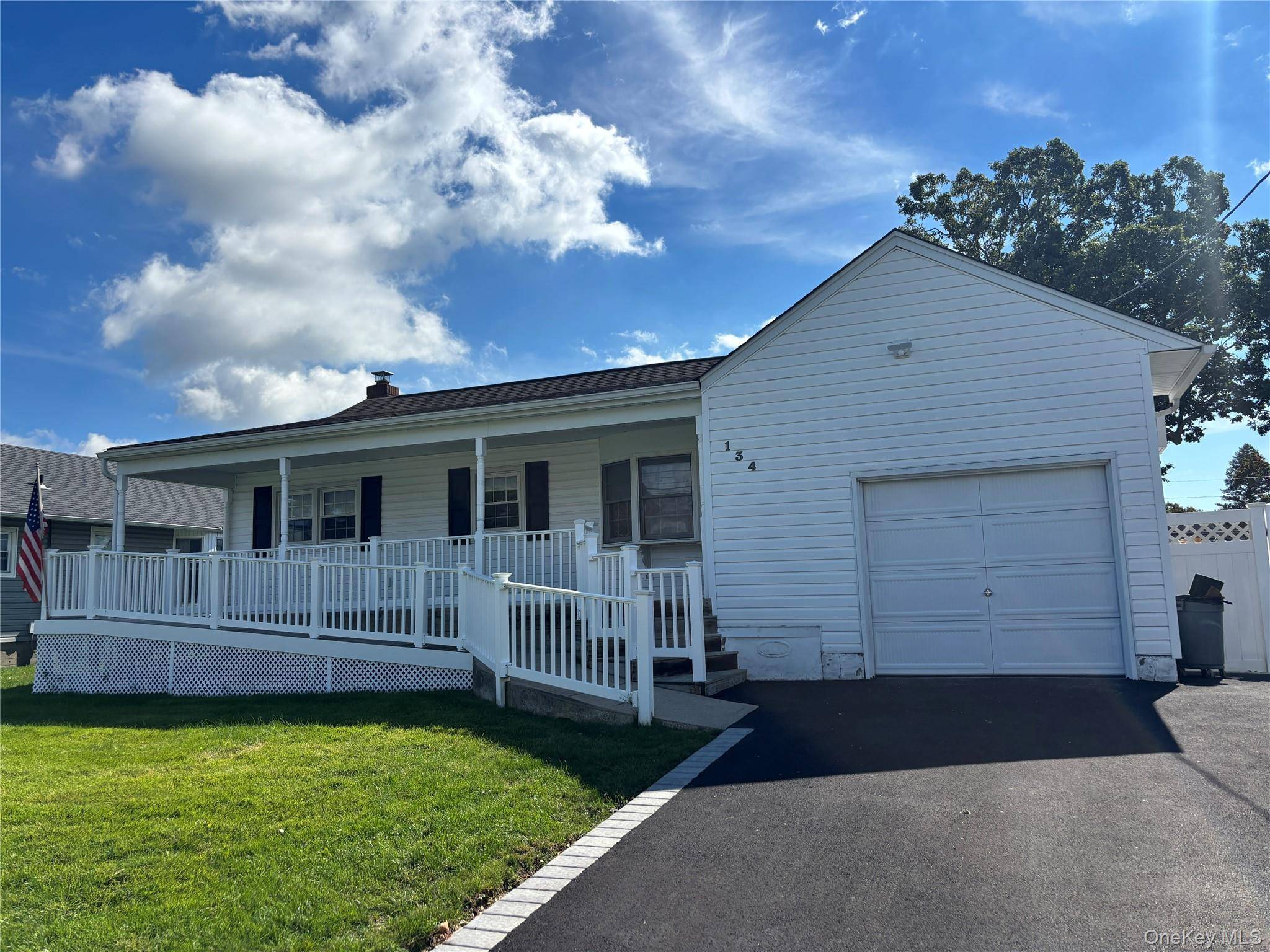 134 Veronica LN, North Babylon, NY 11703
