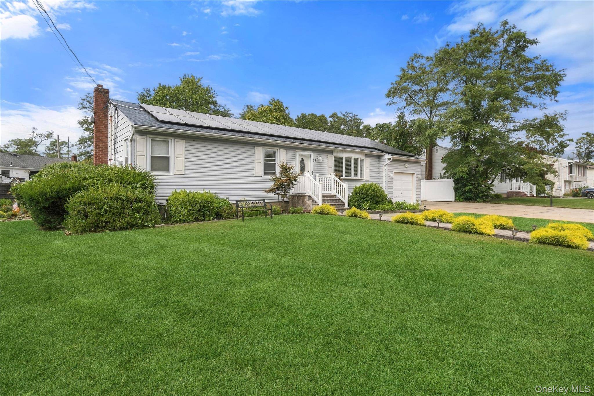 77 Winchester DR, Lindenhurst, NY 11757