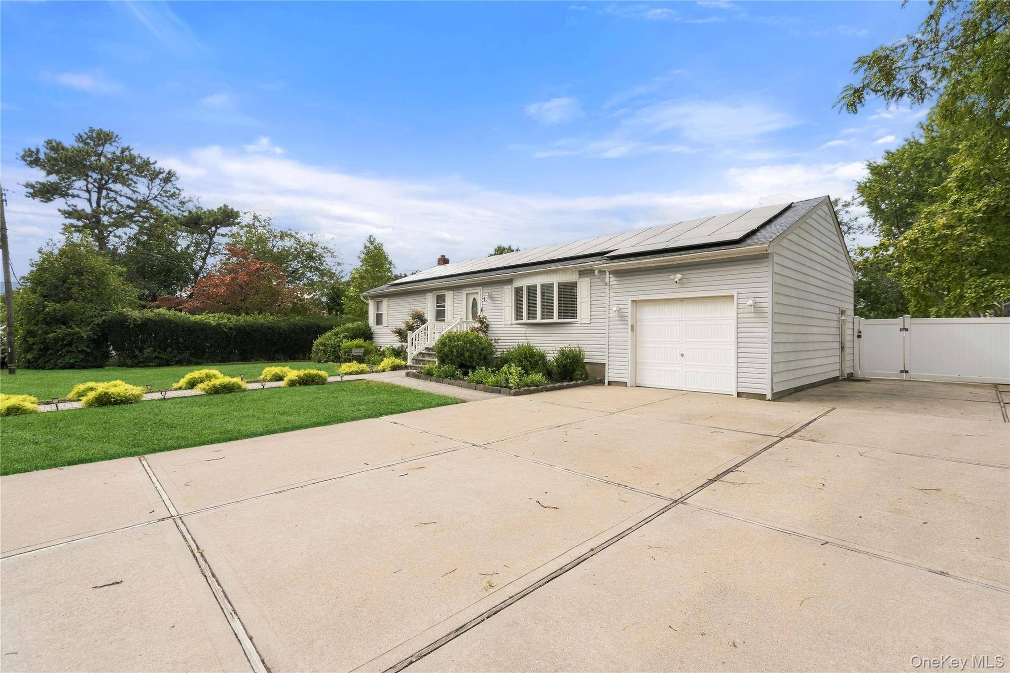 77 Winchester DR, Lindenhurst, NY 11757