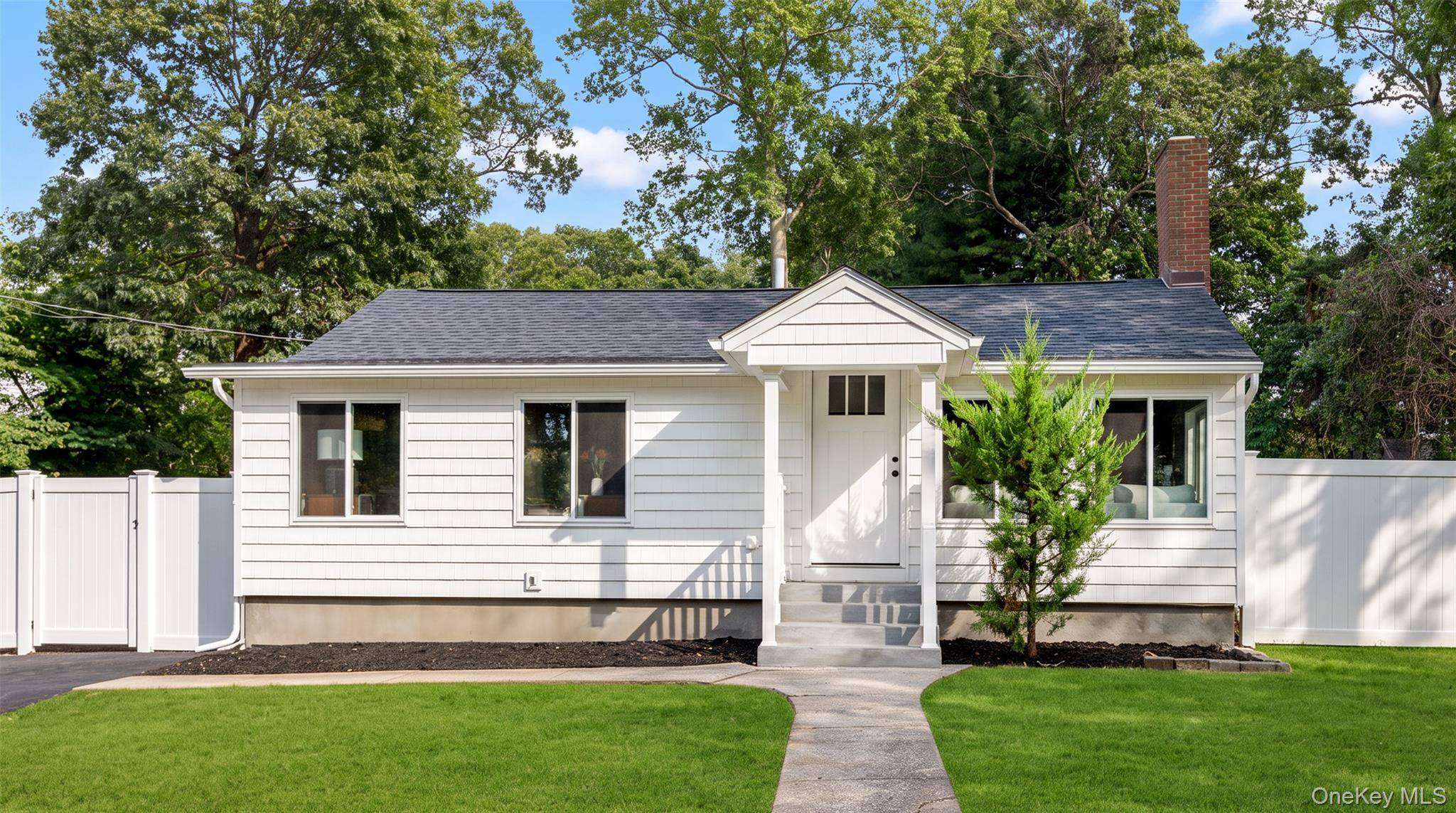 8 Woodlawn AVE, Selden, NY 11784