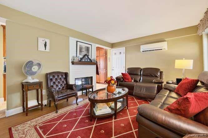 35 Hedge LN, Westbury, NY 11590