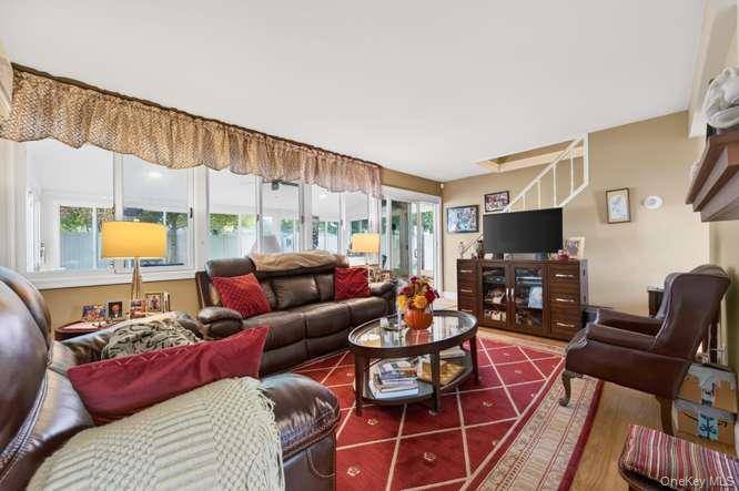 35 Hedge LN, Westbury, NY 11590