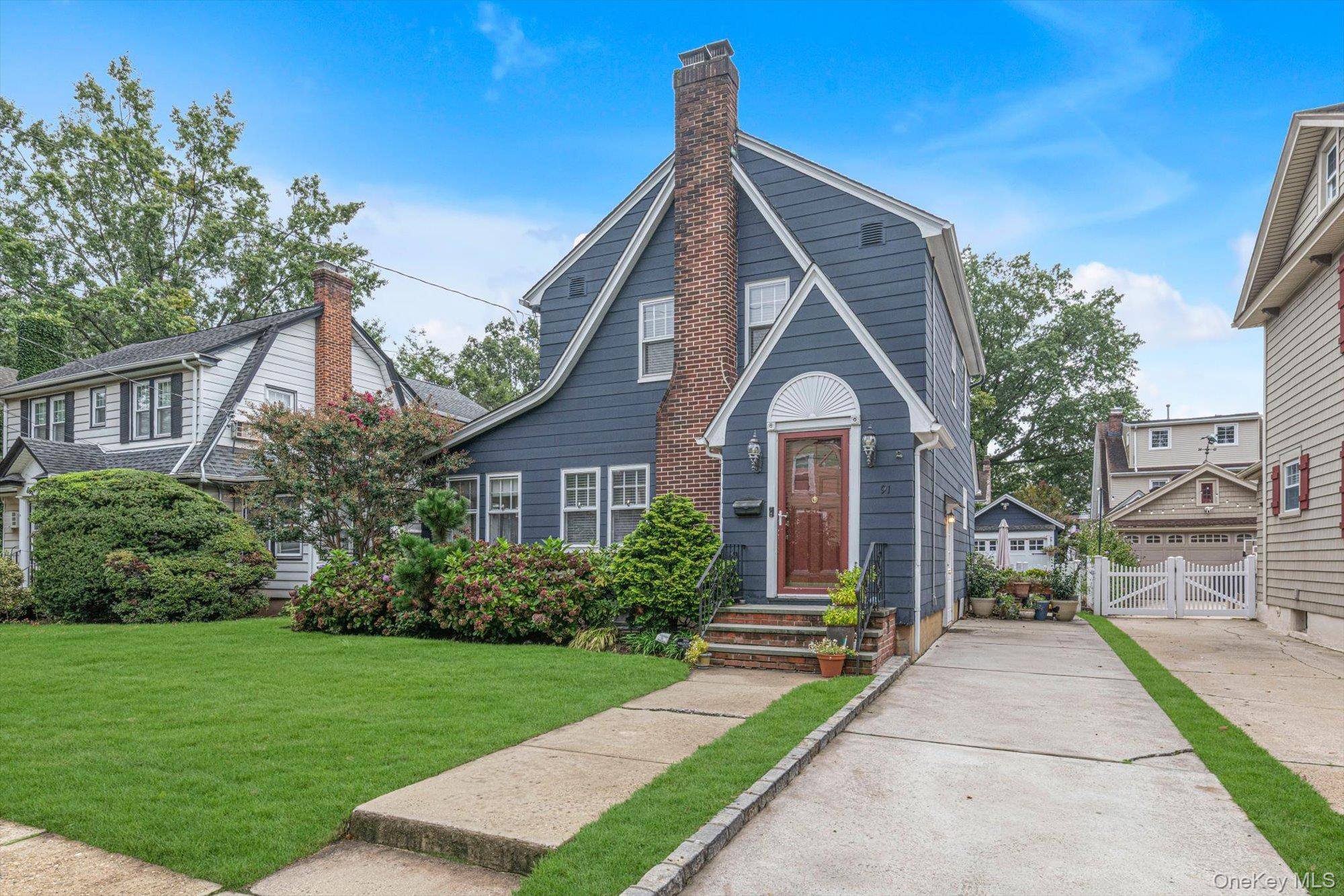 91 Geranium AVE, Floral Park, NY 11001