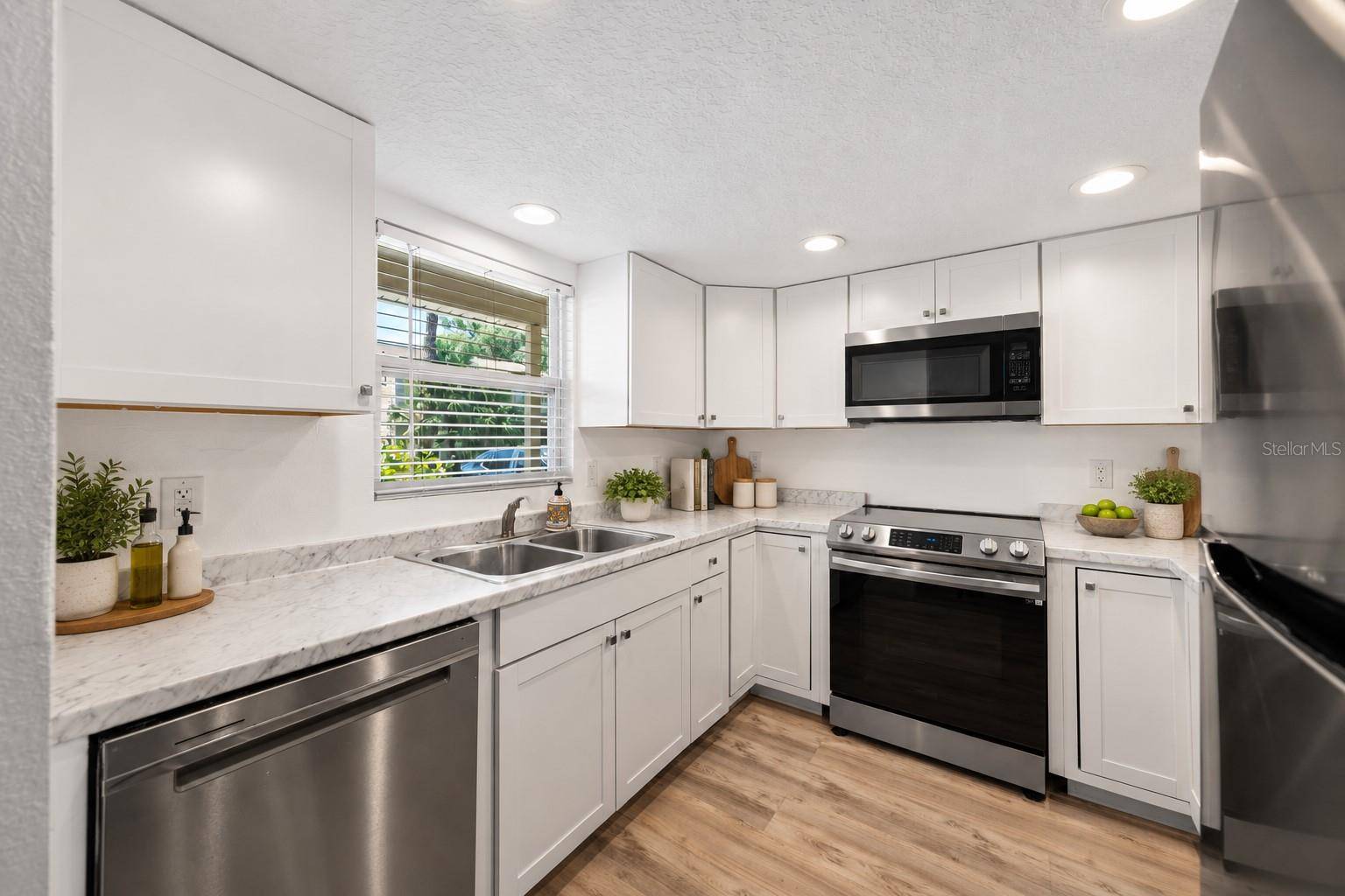 152 DOUGLAS RD W #A, Oldsmar, FL 34677